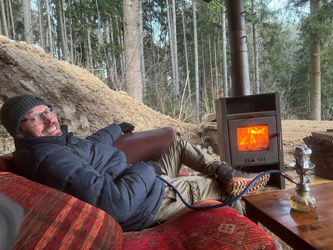 Josef in seiner Waldlounge mit Shisha und Kaminofen